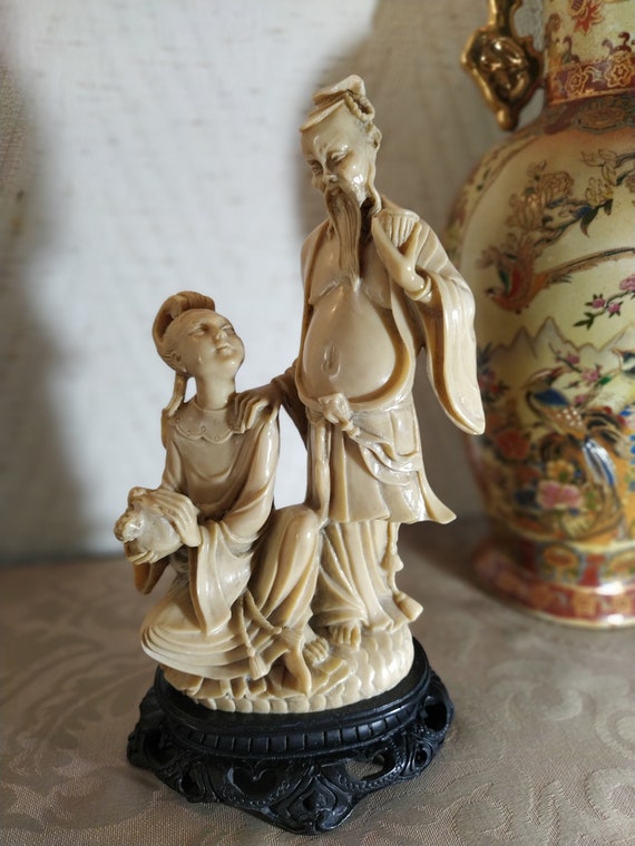 Statue ancienne en résine dur, milieu XX Japon "Homme avec bol de saké et Fille " sur support en bois sculpté, objet d'art, collection rare