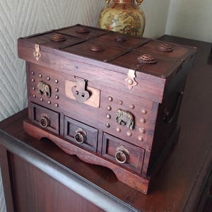 COFFRE ancien en bois et cuivre d&#39;Asie début XXe, avec couvercle à charnière et 3 tiroirs, très bon état, Style oriental, cadeau chic, rare