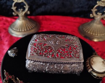 Boîte à bijoux ancienne en métal argenté, début XXe siècle Japon Style victorien, Largeur 10.5 cm, intérieur en velours rouge déco chic luxe