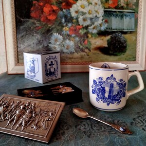Lote Caneca Delft Blue Agro souvenir et 6 petites cuillères Argentées Hollande motivo vintage Moulin bleu sur la faïence, raro, excelente estado