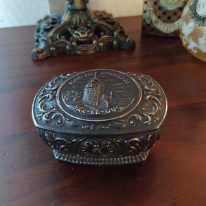 Boîte à bijoux en métal argentée en relief ancienne vintage 1930 France doublée feutrine rouge, objet d&#39;art, collection rare, cadeau chic