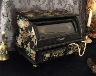 Coffre à bijoux en bois et en verre スタイル マリー・アントワネットのシノワズリのインスピレーション XVIIIe siècle fait main unique、avec armoire et plateau