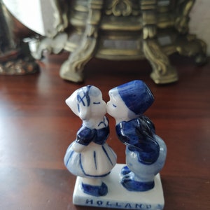 Figurines couple d&#39;amoureux vintage porcelaine Delft Hollande, peint main, unique, estampillé, cadeau St Valentin, collection, déco vitrine