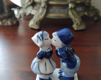 Figurines couple d'amoureux vintage porcelaine Delft Hollande, peint main, unique, estampillé, cadeau St Valentin, collection, déco vitrine