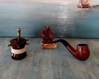 Bateau à voile en métal sur socle en marbre, Pipe Camélia (Paris-Londres), mortier à tabac et pilon LOT van 3 stuks vintage deco marine zeldzaam
