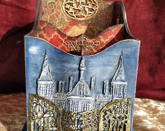 Organisateur bureau "Château du savoir" style Dark Academy porte-crayons fait main unique imitation vitrage Art-Déco bas-relief cadeau luxe