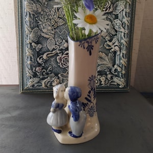 Vase en porcelaine ancien Hollande Delft en forme de cœur avec deux figurines Couple d'amoureux peint à la main objet rare collection déco