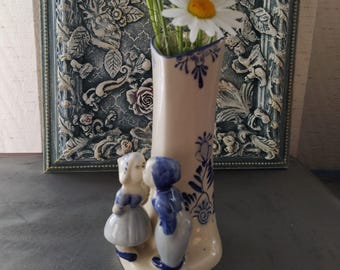 Vase en porcelaine ancien Hollande Delft en forme de cœur avec deux figurines Couple d'amoureux peint à la main objet rare collection déco