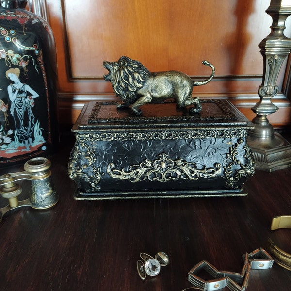 Boîte à bijoux avec sculpture de Lion- Gardien des Trésor, Unique, Style victorien, en bois ( la base), fait main, velours à l'intérieur