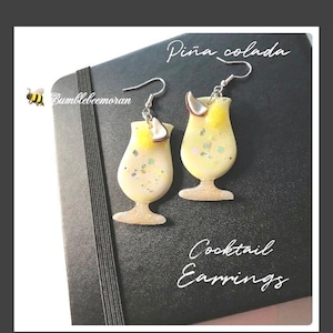 Boucles d'oreilles cocktail Piña Colada, fait main en argile polymère et résine art vacances tendance mode unique nouveau bar salon boisson nourriture mini