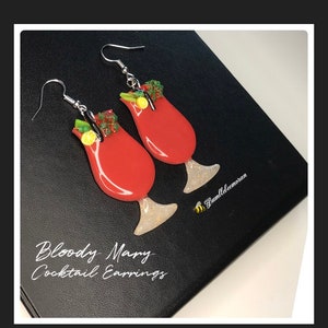 Pendientes de cóctel Bloody Mary, resina hecha a mano, arte ponible, colección navideña, vacaciones de verano, joyería de moda, bar y salón, comida, bebida