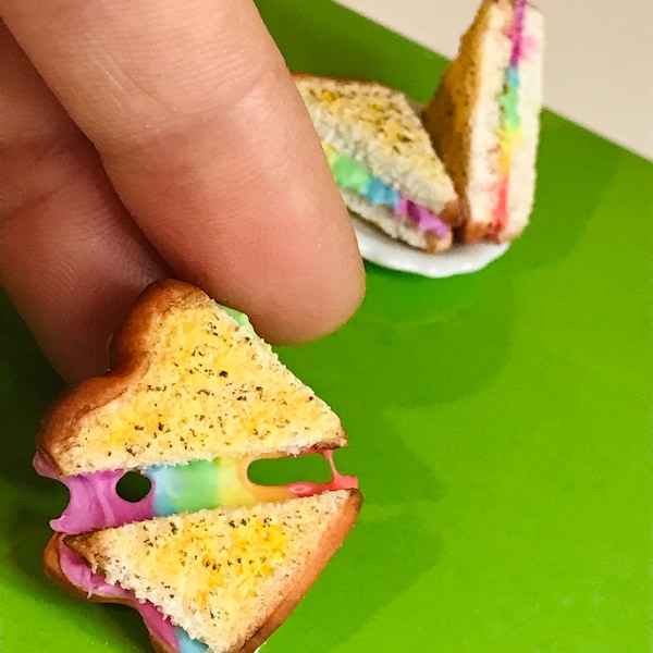 Regenbogen Käse Toastie Miniatur für Puppenhaus Dekoration oder Dekorationsstück für Barbies