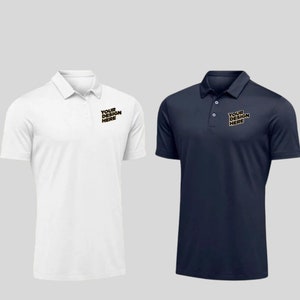 以下が含まれることがあります： 白と紺のポロシャツ2枚。胸に「YOUR DESIGN HERE」の文字がプリントされています。