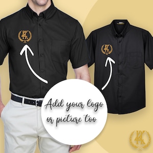 Może przedstawiać: Dwie czarne koszule z krótkim rękawem zapinane na guziki z haftowanym złotym logo na lewej piersi. Tekst "Dodaj swoje logo lub zdjęcie również" jest napisany na białym kole.