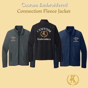 Puede incluir: Tres chaquetas de forro polar en gris, negro y azul marino. Cada chaqueta tiene una cremallera completa y un cuello alzado. Las chaquetas están bordadas con la palabra "CUSTOM" encima de "Embroidery" y un logotipo. El texto "Custom Embroidered Connection Fleece Jacket" está en la parte superior.
