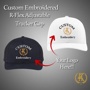 Puede incluir: Dos gorras de camionero bordadas a medida, una azul marino y otra blanca. La gorra azul marino tiene una parte trasera de malla negra. Ambas gorras presentan el texto "CUSTOM Embroidery" con un emblema dorado. La imagen incluye el texto "Your Logo Here!!!".