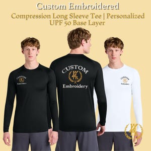 Peut inclure: Trois t-shirts de compression à manches longues, noirs et blancs, avec broderie personnalisée. Les chemises portent le texte "Custom Embroidery" et un logo à l'avant et à l'arrière. L'image comprend également le texte "Compression Long Sleeve Tee | Personalized UPF 50 Base Layer."