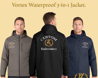 Può includere: Tre giacche Vortex Waterproof 3-in-1 ricamate su misura in grigio, nero e blu navy. Ogni giacca presenta un cappuccio, una cerniera e il testo "Custom Embroidery". Le giacche sono esposte su uno sfondo giallo chiaro.