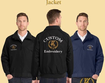 Può includere: Tre giacche ricamate personalizzate, nere e blu navy. Le giacche presentano la scritta "Custom Embroidery" con un emblema dorato. Hanno una chiusura a zip e un colletto. L'immagine include il testo "Custom Embroidered Jacket".