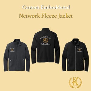 Könnte beinhalten: Drei schwarze und graue, individuell bestickte Netzwerk-Fleecejacken werden gezeigt. Die Jacken haben einen durchgehenden Reißverschluss, Seitentaschen und den Text "Custom Embroidery" mit einem Logo. Die Jacken befinden sich auf einem hellgelben Hintergrund.