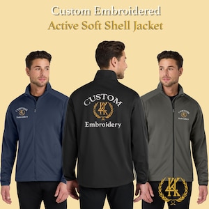 Puede incluir: Tres chaquetas softshell activas en azul marino, negro y gris. Cada chaqueta tiene una cremallera frontal y el texto "Custom Embroidered" con un logotipo. Las chaquetas se muestran sobre un fondo amarillo claro.