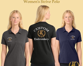 Peut inclure: Trois polos de couleur gris foncé, noir et bleu marine. Chaque chemise présente un logo brodé personnalisé à l'avant et à l'arrière. Le texte "Custom Embroidered Women's Strive Polo" est visible.