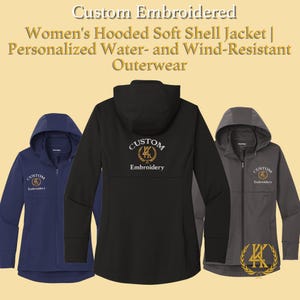Puede incluir: Tres chaquetas con capucha de tejido softshell en azul marino, negro y gris. Cada chaqueta tiene cierre de cremallera, capucha y las palabras "Custom Embroidery" bordadas en el pecho y la espalda. Las chaquetas son resistentes al agua y al viento.