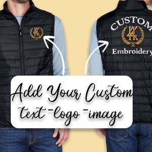 Puede incluir: Un chaleco acolchado negro con cierre de cremallera. El chaleco tiene un diseño bordado personalizado en la espalda que dice "CUSTOM" con una corona de laurel y las letras "LK" en su interior. El texto "Embroidery" está debajo de la corona. El chaleco está siendo modelado por una persona.