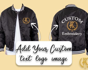 Puede incluir: Chaqueta bomber de satén negro con ribete a rayas blancas y negras. Cuenta con un logotipo bordado en dorado en el pecho y la espalda. La parte trasera de la chaqueta tiene la palabra "CUSTOM" encima del logotipo y la palabra "Embroidery" debajo. La imagen también tiene el texto "Añade tu imagen de logotipo de texto personalizado".