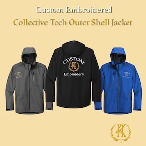 Könnte beinhalten: Drei individuell bestickte Collective Tech Outer Shell Jacken werden gezeigt. Die Jacken sind in Grau, Schwarz und Blau erhältlich. Jede Jacke hat eine Kapuze und einen Reißverschluss. Die schwarze Jacke hat "Custom Embroidery" auf dem Rücken.