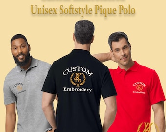Może przedstawiać: Trzy osoby w niestandardowych haftowanych koszulkach polo unisex softstyle pique w kolorze szarym, czarnym i czerwonym. Koszule mają niestandardowe logo i wyhaftowane na nich słowa "Custom Embroidery". Tło jest jasnożółte.