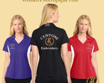 Peut inclure: Trois polos micropiqués pour femmes, violets, noirs et rouges. Chaque chemise a un accent blanc sur les côtés et un logo brodé personnalisé. Le texte "Custom Embroidered Women's Micropique Polo" est en haut.