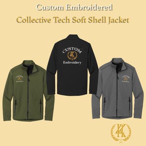 Puede incluir: Tres chaquetas Collective Tech Soft Shell bordadas a medida en verde oliva, negro y gris. Cada chaqueta presenta cierre de cremallera, bolsillos laterales y el logotipo "Custom Embroidery". Las chaquetas se muestran sobre un fondo amarillo claro.