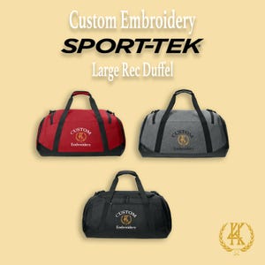 Puede incluir: Tres bolsas de deporte en rojo, gris y negro, cada una con asas y base negras. Las bolsas tienen el texto "Custom Embroidery" y "SPORT-TEK" impreso. Las bolsas también tienen el texto "Large Rec Duffel" impreso.