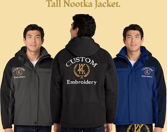 Può includere: Tre giacche Tall Nootka ricamate su misura in nero, grigio e blu. Ogni giacca presenta un cappuccio, tasche anteriori e le parole "Custom Embroidery" ricamate sul davanti e sul retro. Le giacche sono esposte su uno sfondo giallo chiaro.