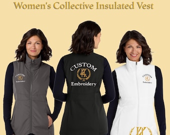 Puede incluir: Tres mujeres modelan chalecos aislantes en gris, negro y blanco. Cada chaleco tiene un cuello alto y cierre de cremallera. Los chalecos están bordados con las palabras "Custom Embroidery" y un logotipo. El fondo es de color amarillo claro.