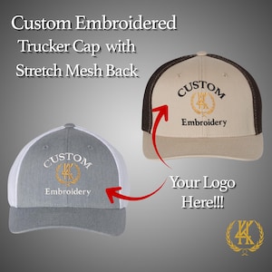 Puede incluir: Dos gorras de camionero bordadas a medida. Una es gris con la parte trasera de malla blanca, la otra es beige con la parte trasera de malla marrón. Ambas gorras tienen la palabra "CUSTOM" bordada encima de "Embroidery". El texto "Your Logo Here!!!" también es visible.