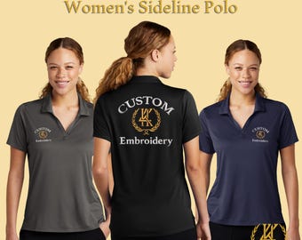 Peut inclure: Trois femmes présentent des polos de sport personnalisés brodés, en gris anthracite, noir et bleu marine. Les chemises ont un col et le texte "Custom Embroidered Women's Sideline Polo" est en haut de l'image.
