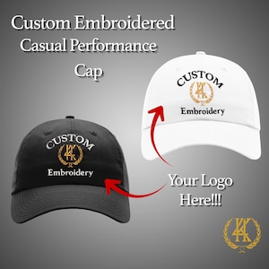 Puede incluir: Dos gorras de béisbol, una negra y otra blanca, con el texto "Custom Embroidery" y un emblema dorado. Las gorras son de estilo casual. La imagen también incluye el texto "Your Logo Here!!!".