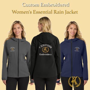 Könnte beinhalten: Eine weiße Keramik-Tasse mit schwarzem Henkel und dem Text "But First, Coffee" in schwarzer, fetter Schrift. Die Tasse steht auf einer weißen Oberfläche.