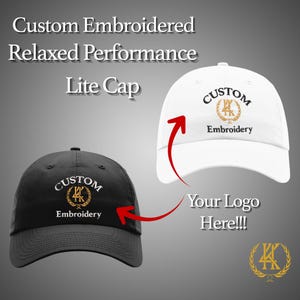 Puede incluir: Gorras de béisbol negras y blancas con bordado personalizado. Las gorras tienen una visera curva y una correa ajustable. El texto en las gorras dice "Custom Embroidery" y "Your Logo Here!!!". Las gorras están etiquetadas como "Relaxed Performance Lite Cap".