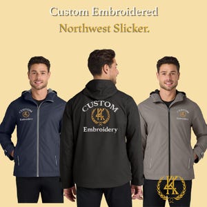 Puede incluir: Chaquetas Northwest Slicker bordadas a medida en azul marino, negro y gris. Cada chaqueta tiene una cremallera, una capucha y el logotipo "Custom Embroidery". Las chaquetas se muestran sobre un fondo amarillo claro.