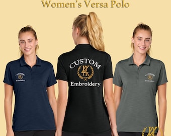 Może przedstawiać: Trzy kobiety w koszulkach polo z niestandardowym haftem. Koszulki są granatowe, czarne i szare. Koszulki mają wyhaftowane słowa "Custom Embroidery" z przodu i z tyłu. Koszulki mają krótkie rękawy i kołnierzyk.