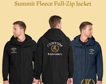 Può includere: Tre giacche con cappuccio Summit Fleece con zip integrale in nero e blu navy. Ogni giacca presenta ricami personalizzati sul petto e sulla schiena. Il testo "Custom Embroidered" e "Summit Fleece Full-Zip Jacket" è nella parte superiore.
