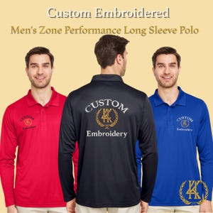 Puede incluir: Tres polos de manga larga en rojo, negro y azul. Cada camisa presenta bordados personalizados con un logotipo y el texto "Custom Embroidery". Las camisas se muestran sobre un fondo amarillo claro. El texto "Custom Embroidered Men's Zone Performance Long Sleeve Polo" está en la parte superior.