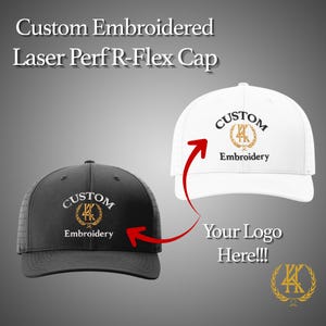 Puede incluir: Dos gorras de béisbol, una negra y otra blanca, con el texto "Custom Embroidery" y un emblema dorado. Las gorras están etiquetadas como "Laser Perf R-Flex Cap" y presentan un diseño perforado. La imagen incluye el texto "Your Logo Here!!!".