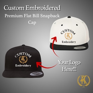 Könnte beinhalten: Zwei Flat-Bill-Snapback-Caps, eine schwarze und eine weiße, mit individueller Stickerei. Die Caps tragen den Text "Custom Embroidery" und ein Logo. Das Bild enthält auch den Text "Your Logo Here!!!".