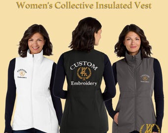 Puede incluir: Tres chalecos aislantes en blanco, negro y gris, cada uno con cremallera completa y el texto "Custom Embroidery". Los chalecos se usan sobre camisas de manga larga y vaqueros. La imagen incluye el texto "Custom Embroidered Women's Collective Insulated Vest."