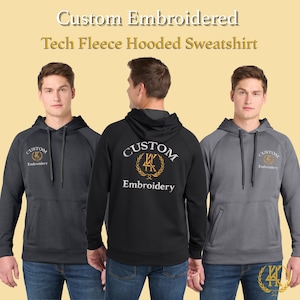Può includere: Tre felpe con cappuccio in antracite, nero e grigio. Ognuna presenta un design ricamato personalizzato sul davanti e sul retro. Il testo "Custom Embroidered Tech Fleece Hooded Sweatshirt" è visualizzato nella parte superiore dell'immagine.