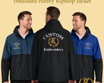 Può includere: Tre giacche isolanti pesanti in ripstop blu navy, nero e blu reale. Ogni giacca ha una sezione inferiore nera e un cappuccio. Le giacche presentano ricami personalizzati con un logo e la scritta "Custom Embroidery". Il testo "Custom Embroidered Insulated Heavy Ripstop Jacket" è in alto.